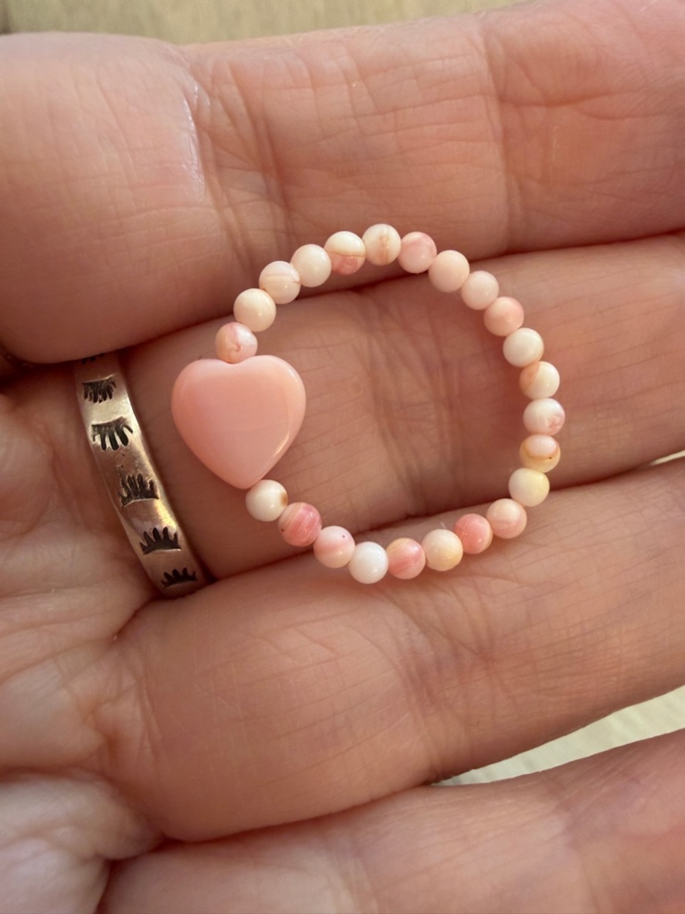 ❤️ Queen Pink Conch 8mm Heart Stretchy Adjustable Southwestern Ring 2.6mm Beads